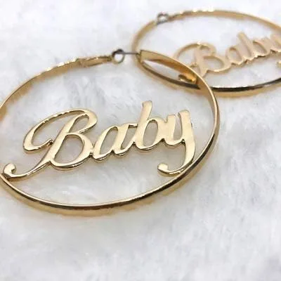 Vista 3 de Pendientes de aro de palabra retro para bebé, hip-hop, dorados, grandes huecos, redondos, con letras circulares, personalidad exagerada, joyería