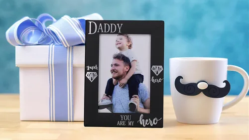 Vista 3 de DADDY YOU ARE MY Hero - Marco de fotos para el día del padre, regalo para papá, metal negro grabado 4 x 6 pulgadas (DADDY HERO vertical)