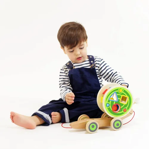 Vista 2 de Hape Juguete para bebé de madera Caracol para pasear.