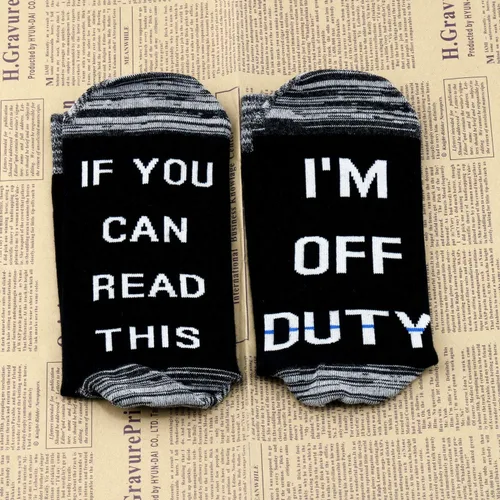 Vista 3 de JXGZSO 2 pares de calcetines de regalo de policía que pueden leer esto, estoy fuera de servicio, línea azul fina, regalo de broma para policía