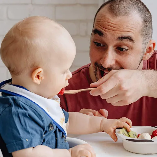Vista 4 de YFWOOD 4 piezas de cubiertos seguros de madera natural para niños, 2 tenedores para niños, 2 cucharas para niños, juego de utensilios para niños