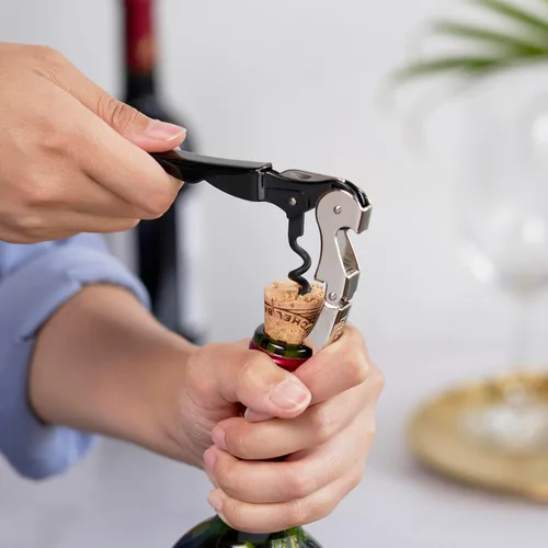 Vista 5 de True Truetap Sacacorchos de camarero de doble bisagra, abridor de botellas de vino de acero inoxidable con cortador de papel de aluminio Negro