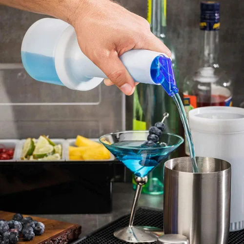 Vista 3 de Restaurantware Botella de plástico de 0.5 cuartos de galón de almacenamiento - con boquilla azul y tapa - Botella de almacenamiento de barra