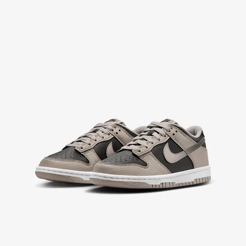 Vista 939 de Nike Kid's Dunk Low Sneaker