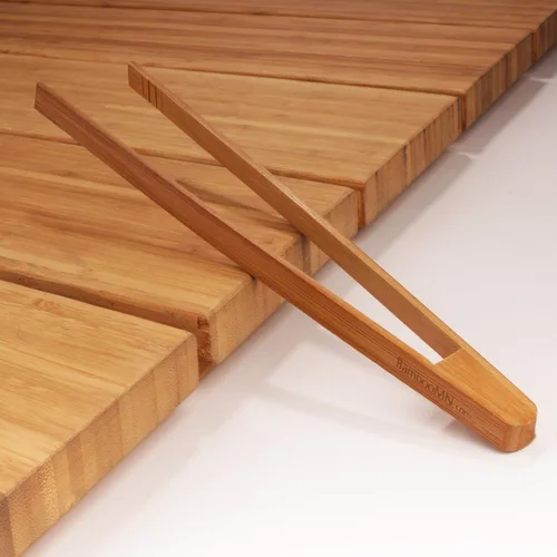 Vista 2 de BambooMN - Pinzas reutilizables de bambú "A" para tostadas de 7.9" - Marrón carbonizado - 10 piezas