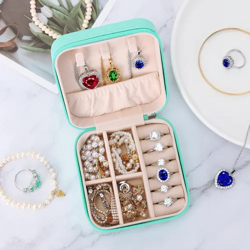 Vista 4 de LETURE Joyero pequeño de piel sintética, estuche portátil de viaje para anillos, colgantes, aretes, collares, organizador de pulseras, cajas