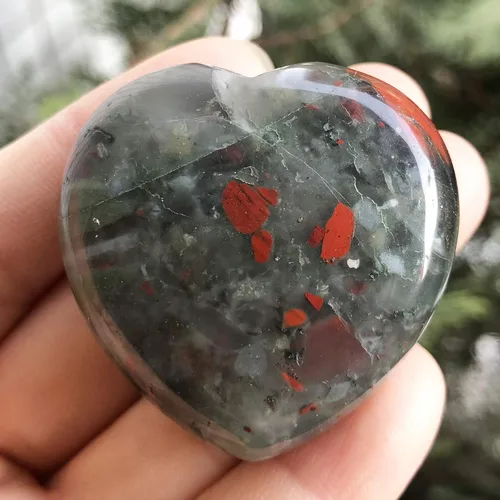 Vista 2 de Piedra de corazón pulida, piedras de bolsillo de cristal curativo para preocupaciones de palma, reiki, 1.5 pulgadas, piedra de sangre de África