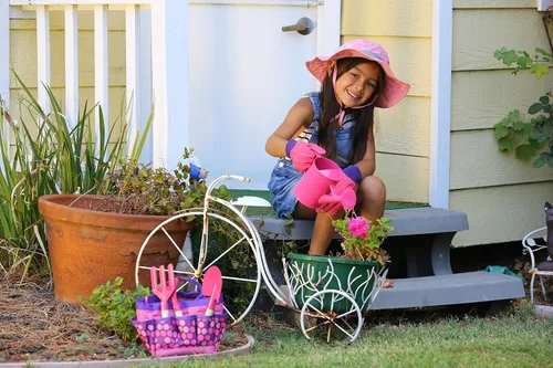 Vista 6 de Juego de herramientas de jardinería para niños con sombrero de sol a juego (rosa)