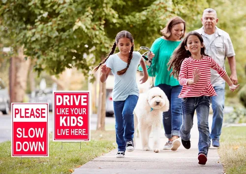 Vista 2 de Letrero con texto en inglés «Please Slow Down Lawn and Drive Like Your Kids Live Here Lawn Sign» (paquete combinado), rojo/blanco, doble cara +