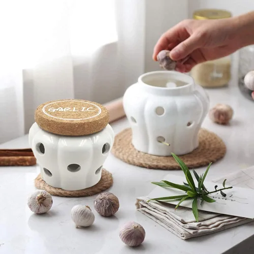 Vista 2 de XINLI Recipiente de almacenamiento de cerámica ventilado para ajo rústico, gres blanco con tapa de corcho natural. 4.3 x 4.3 x 3.7 pulgadas