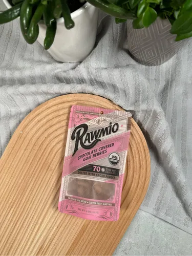 Vista 4 de Rawmio Bayas de Goji cubiertas de chocolate, orgánicas, crudas, veganas, 70% chocolate negro, 2 onzas.