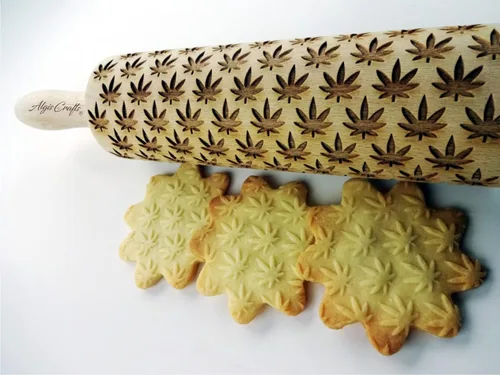 Vista 4 de CANNABIS ROLLING PIN PATRÓN CON HOJAS DE CANNABIS para COOKIES EMBOSSED