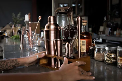 Vista 18 de Mint & Mortar Coctelera, kit de barman de 7 piezas con soporte, botella coctelera de Martini de 24 onzas, herramientas de barra de acero inoxidable