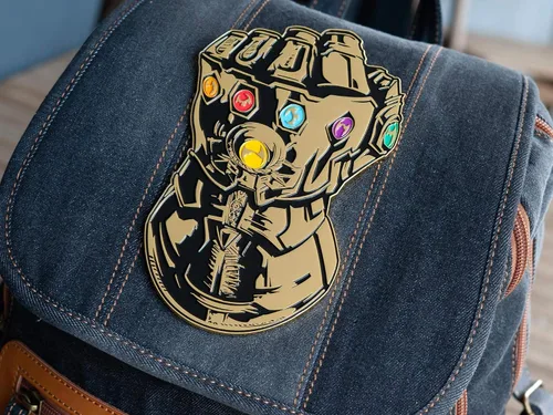 Vista 3 de Marvel Avengers Endgame Infinity Guantelete Pin Gran Pin 6 pulgadas, Metal, Sin gemas.