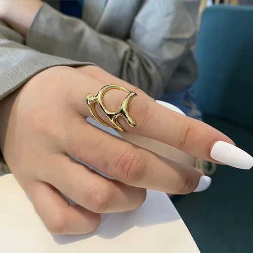 Vista 2 de Anillos gruesos calados chapados en oro de 18 quilates, anillo hueco minimalista, anillo abierto ajustable para mujeres y hombres