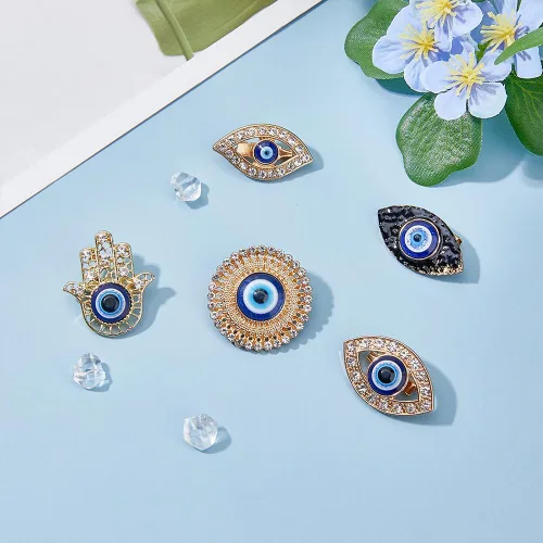 Vista 4 de HOBBIESAY 5 estilo Rhinestone Evil Eye Lapel Pins Hamsa Hand Backpack Broches Planos Redondos Ropa Collar Pines Buena Suerte Bufanda Broches