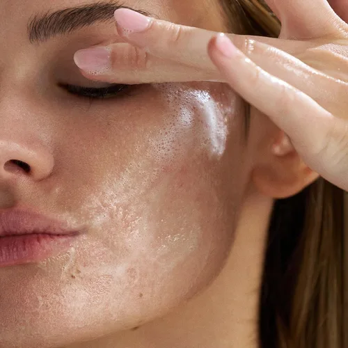 Vista 4 de Dermalogica Limpiador total Oil To Foam para la cara – Elimina el maquillaje, el protector solar y los desechos mientras limpia la piel en un solo