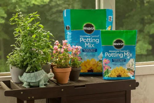 Vista 13 de Miracle-GRO Mezcla para macetas con control de humedad, para plantas en contenedor, protege contra el riego excesivo y insuficiente, 16 cuartos