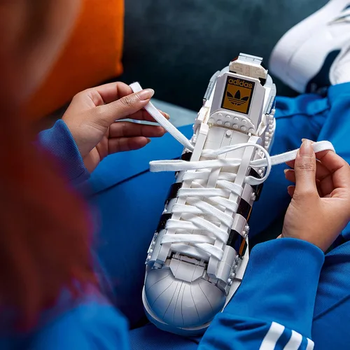 Vista 6 de LEGO 10282 Adidas Originals Superstar - Juego de construcción de coleccionistas para adultos, modelo de zapato coleccionable, 18 años +