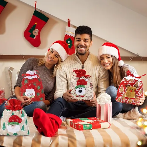 Vista 6 de SHANGRLA Bolsas de regalo de Navidad con cordón, diseño de muñeco de nieve, reno, Papá Noel y oso Lindas bolsas de regalo de Navidad para niños