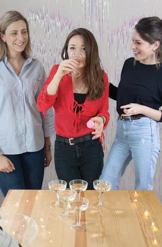 Vista 5 de Talking Tables Prosecco Pong - Juego de beber Incluye 12 vasos y 3 bolas Juegos de fiesta para despedida de soltera, noche de niñas, cumpleaños