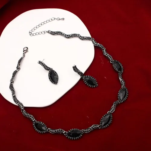 Vista 4 de Juego de joyas de boda de cristal austriaco para mujer, gargantilla de serpiente, collar y aretes colgantes para dama de honor