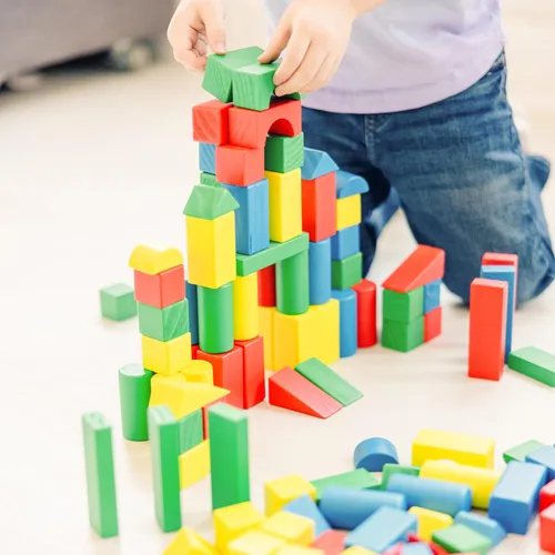 Vista 8 de Melissa & Doug Juego de bloques de construcción de madera, 200 bloques en 4 colores y 9 formas