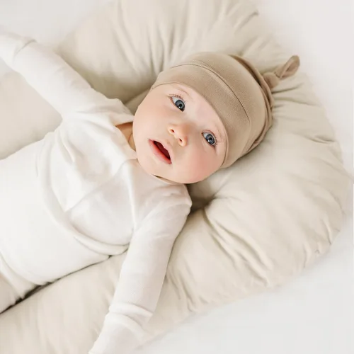 Vista 2 de Konssy Paquete de 8 gorros para bebé recién nacido, gorros suaves para bebés y niñas de 0 a 6 meses