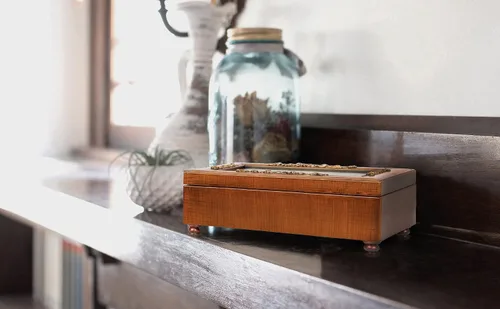 Vista 6 de Cottage Garden A True Friend Rich Walnut Finish with Brushed Gold Rose Trim Petite Rose Caja de música pequeña - Reproduce canción What a Friend We