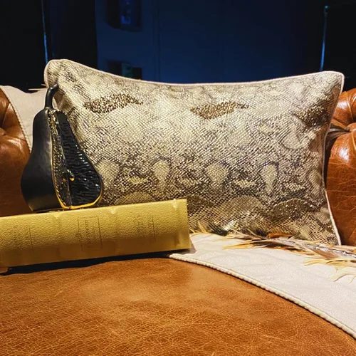Vista 6 de The HomeCentric Fundas de almohada lumbares doradas de 12 x 14 pulgadas (11.8 x 13.8 in), de piel sintética, con diseño de animales, estilo moderno