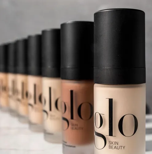 Vista 2 de Glo Skin Beauty Base líquida luminosa con SPF 18 (Alabastro) - Maquillaje mineral, mejora el tono desigual de la piel, suaviza y corrige