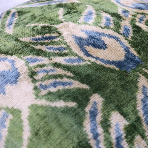 Vista 4 de CANVELLO -Exquisita almohada/cojín de plumón: almohadas de plumas elegancia y arte Almohadas icónicas con diseño Ikat Seda de terciopelo suave