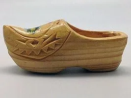 Vista 3 de Servilletero de madera para zapatos tallados