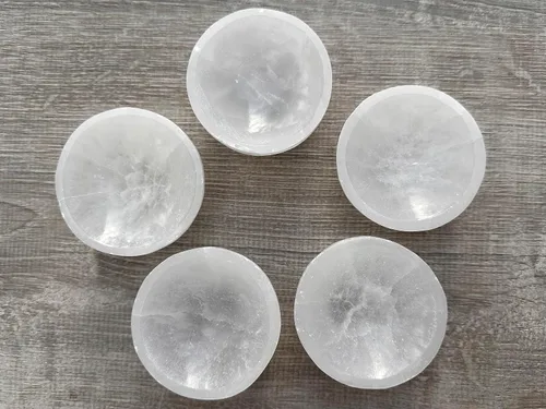Vista 8 de GAF TREASURES Cuenco de selenita circular de 2.5 pulgadas, cristal de selenita tallado con piedras preciosas, cuenco de meditación, cuenco de reiki