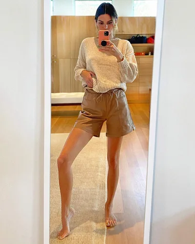 Vista 3 de KENDALL + KYLIE Suéter de cuello redondo con manga globo para mujer, exclusivo de Tienda