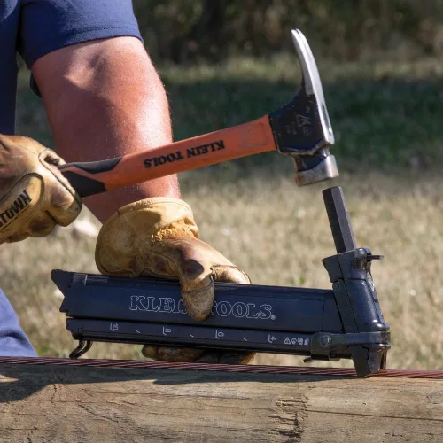 Vista 3 de Klein Tools STP100 - Arrancador de grapas resistente para aplicaciones de utilidad, tiene capacidad para 35-40 grapas, uso con grapas Klein Tools