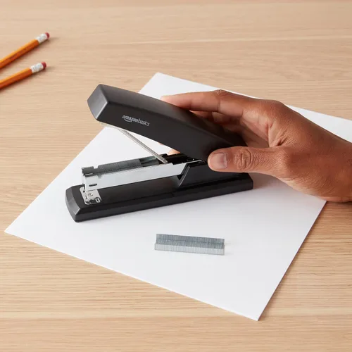 Vista 6 de Amazon Basics Engrapadora con 1000 grapas, engrapadora de oficina, capacidad para 25 hojas, antideslizante, color negro