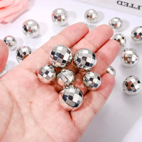 Vista 4 de 50 cuentas de bola de discoteca para hacer joyas, cuentas reflectantes de bola de espejo facetadas, dijes plateados de mini bola de discoteca