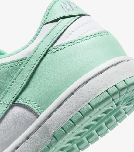 Vista 689 de Nike Kid's Dunk Low Sneaker