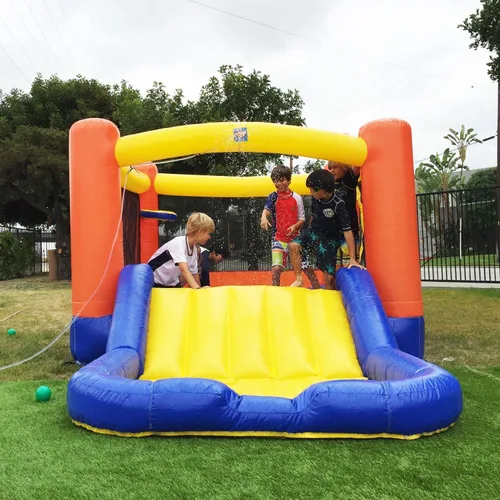 Vista 2 de JumpOrange Tobogán acuático naranja pequeño con piscina para niños pequeños y niños pequeños (con soplador), salto y tobogán, aro de baloncesto