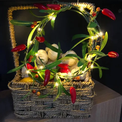 Vista 10 de Vid de mandarina con tira de luces LED, vid artificial de bayas de Kumquat de 6.6 ft, 1 cadena de 20 luces LED, funciona con pilas, decoración