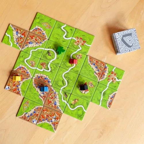 Vista 7 de Asmodee Carcassonne Juego de Mesa - Juego Clásico de Estrategia de Colocación de Fichas, Diversión Familiar, Aventura Medieval para Niños y Adultos