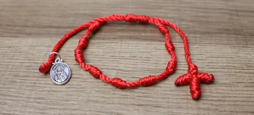 Vista 2 de Pulsera de San Judas con rosario pequeño, con medalla de San Judas, color rojo