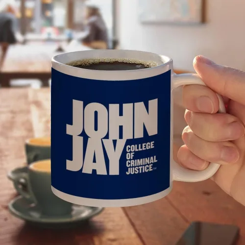 Vista 4 de Taza de cerámica con el logotipo principal de John Jay College of Criminal Justice, taza de regalo novedosa para café, té y bebidas calientes, 11oz