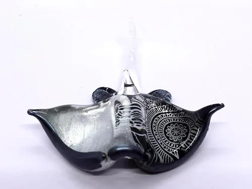 Vista 3 de Manta Ray - Figura de cristal hecha a mano – Pequeño animal de vidrio soplado – Escultura coleccionable en miniatura – Regalo único de decoración