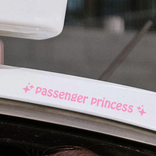 Vista 7 de Aolamegs Paquete de 3 Calcomanías de Princesa Pasajera, Lindas Calcomanías de Vinilo para Ventana y Espejo Retrovisor, Accesorios Divertidos