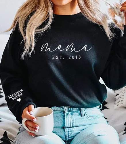 Vista 4 de NAZENTI Sudadera bordada personalizada con texto en inglés "Mama Est", cuello redondo, cumpleaños, día de la madre