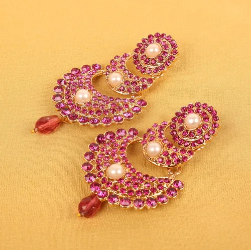 Vista 5 de Touchstone - aretes para mujer, diseño con cristales de madera de bollywood en tono dorado de Chandbali
