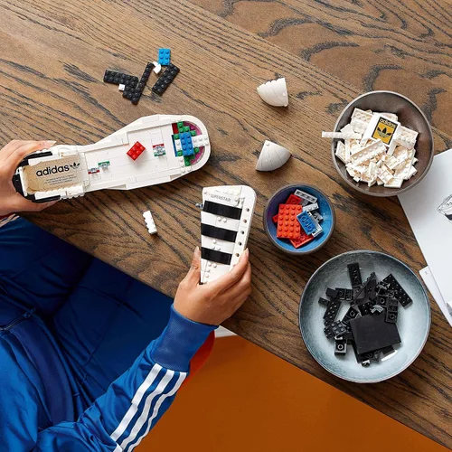 Vista 14 de LEGO 10282 Adidas Originals Superstar - Juego de construcción de coleccionistas para adultos, modelo de zapato coleccionable, 18 años +