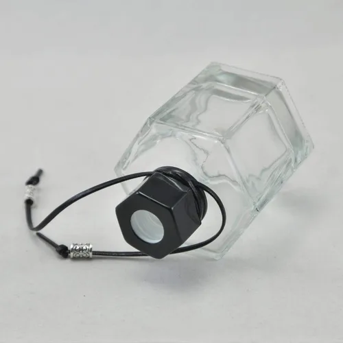 Vista 5 de Juego de 4 botellas difusoras de aceites esenciales de columna hexagonal de 4.1 fl oz (tapa negra)